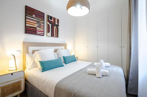 马德里Feelathome Castilla Apartments的一间卧室配有带毛巾的床