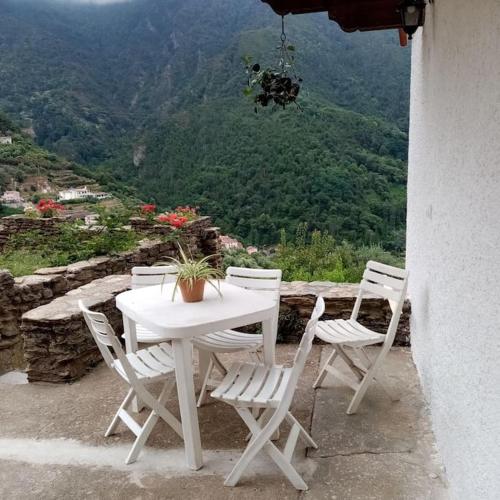 蒙蒂尼奥索La Finestra Verde的白色的桌椅,享有山景