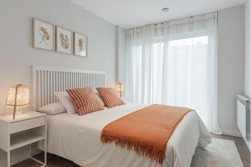 坎加斯-德奥尼斯El Prau de Mito的白色的卧室设有一张大床和一个窗户