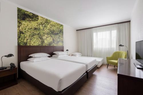 蓬塔德尔加达阿维尼达整洁酒店的酒店客房设有两张床和电视。