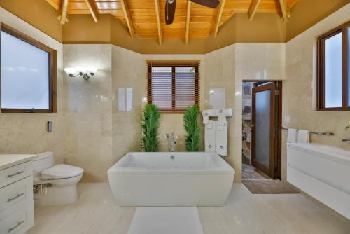 Tortola IslandMount Healthy Villas 6- bedrooms with spa & pool的大型浴室设有大浴缸和卫生间。