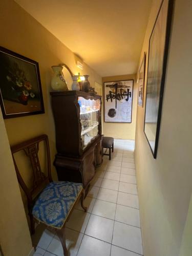 伊维萨镇拉本塔纳酒店的走廊上设有鱼缸和椅子的房间