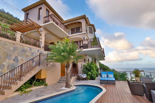 Tortola IslandMount Healthy Villas 6- bedrooms with spa & pool的一个带游泳池和阳台的房子