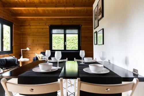埃尔默洛FINS Holiday Home的一间用餐室,配有黑色的桌子和椅子