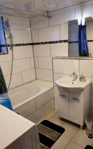 内卡苏尔姆Brodovskiy- Apartment的白色的浴室设有水槽和浴缸。