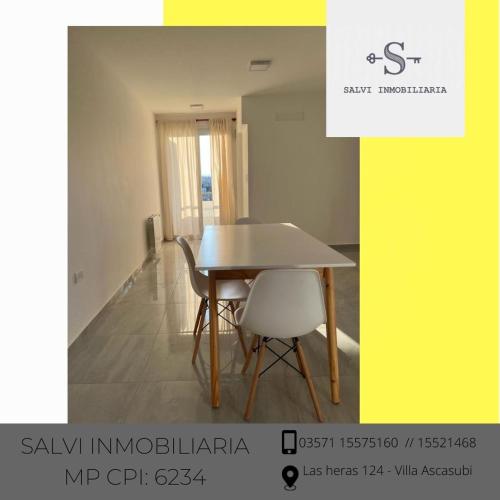 里奥特尔塞罗SALVI 4 - Rio Tercero的一间带桌子和两把椅子的用餐室