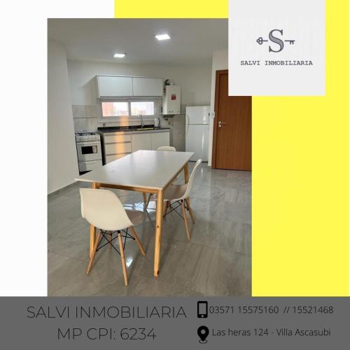 里奥特尔塞罗SALVI 4 - Rio Tercero的一间厨房,里面配有桌椅