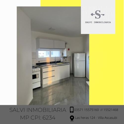里奥特尔塞罗SALVI 4 - Rio Tercero的厨房配有白色橱柜和冰箱。