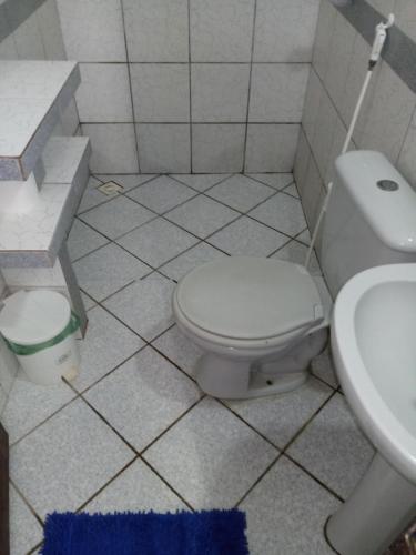 卡诺格布拉达Residência Pancho Villa的一间带卫生间和水槽的浴室