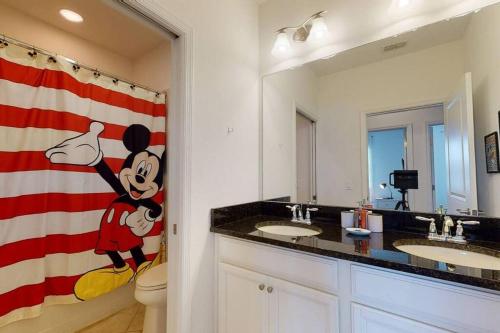 达文波特Beautiful townhouse with pool close to Disney的浴室设有两个水槽和美洲国旗。