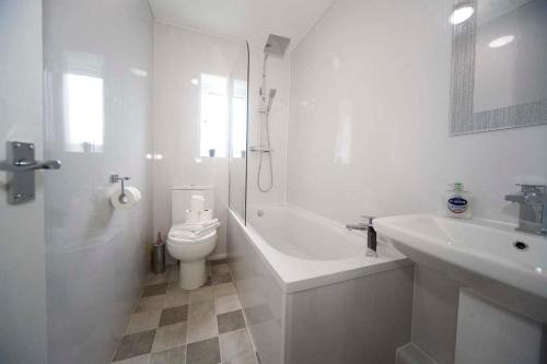 蒂斯河畔斯托克顿Belmont Budget Apartment的白色的浴室设有卫生间和水槽。