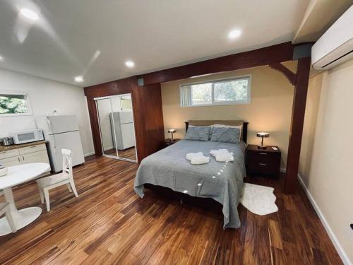 洛思加图斯Mountain Lodge Estate的一间卧室配有一张床,上面有两条毛巾