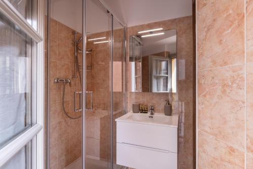 贝加莫Da Pardis的带淋浴、水槽和镜子的浴室