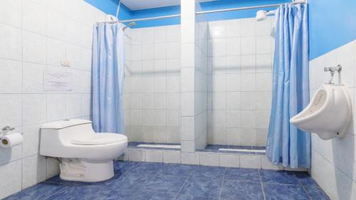 利马贝拉加家庭旅馆的一间带卫生间、小便器和盥洗盆的浴室