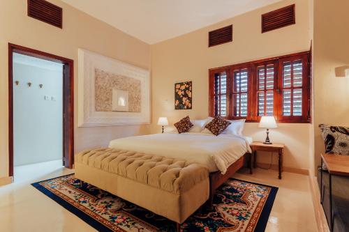 坎帕拉Yushili Hotel Kampala的一间卧室设有一张大床和一个窗户。