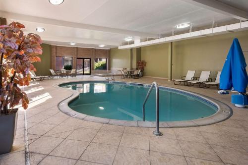 波卡特洛波卡特洛贝斯特韦斯特酒店的游泳池位于带桌椅的房间中间