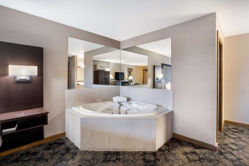 阿什兰温莎贝斯特韦斯特酒店的带浴缸和大镜子的大浴室