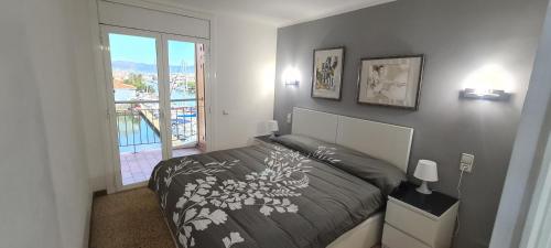 艾姆布里亚布拉瓦Apartamento Bahia III的一间卧室设有一张床和一个大窗户