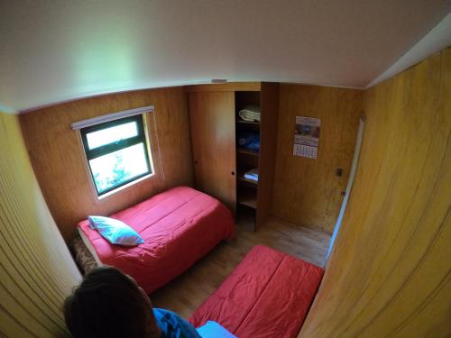 安库德Cabaña Nueva en Ancud Chiloe的小房间设有两张床和窗户