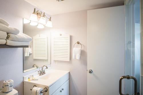 阿兰瑟斯港Pearl- Marlin的一间带水槽和镜子的浴室