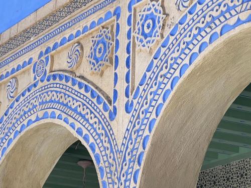 苏塞Dar Lekbira Boutique Hôtel的蓝白瓷砖建筑的拱门