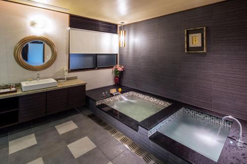 三峡大板根森林温泉酒店的一间带大浴缸和水槽的浴室