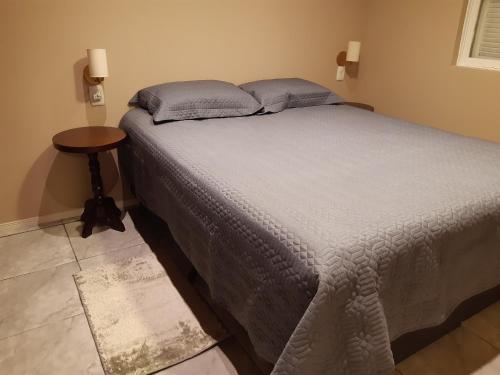 格拉玛多Rifugio del Camino - Chalé Completo的一间卧室配有一张床和一张小桌子