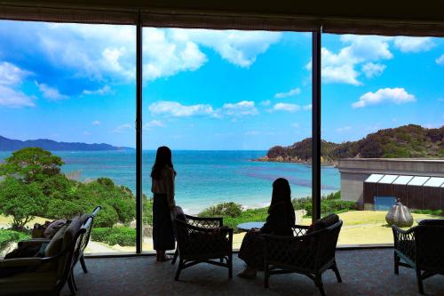 鸟羽TAOYA Shima的两个女人站在一个眺望着海洋的房间