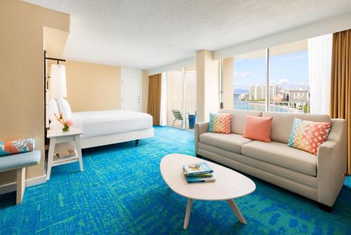 檀香山The Twin Fin Hotel的酒店客房设有一张沙发和一张床