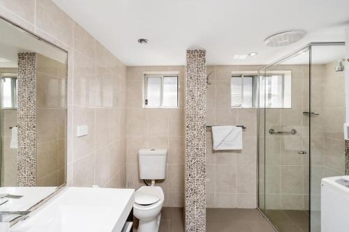 伦诺克斯角Apartment 4B的浴室配有卫生间、淋浴和盥洗盆。