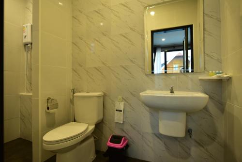 Ban Huai Phaiเขาค้อคริสตัลวิว,Khao kho Crystal View的一间带卫生间、水槽和镜子的浴室