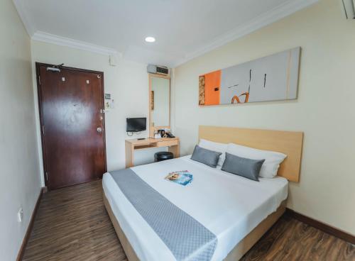 新加坡Hotel 81 Joy的一间卧室,卧室内配有一张大床