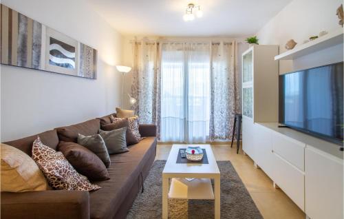 埃尔罗梅罗2 Bedroom Cozy Apartment In Alhama De Murcia的带沙发和电视的客厅