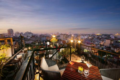 河内HOTEL du LAC Hanoi的阳台,晚上可欣赏到城市景观