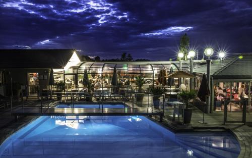 圣艾蒂安高尔夫酒店的夜间设有游泳池的酒店