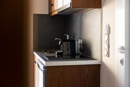 纳克索乔拉Almi of Naxos的厨房配有水槽和咖啡壶