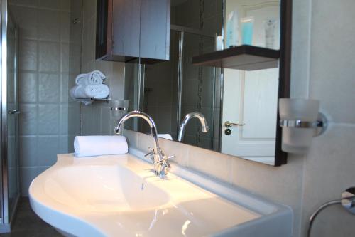 乌特拉德康尼马拉湖大酒店的一间带水槽和镜子的浴室