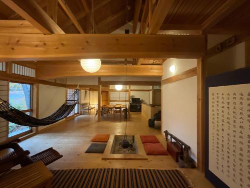 长野Villa Iizuna Plateau -飯綱高原の山荘-的客厅享有高空美景,设有中式客房。