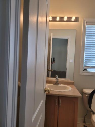 马卡姆Extended Stays Home的一间带水槽和镜子的浴室
