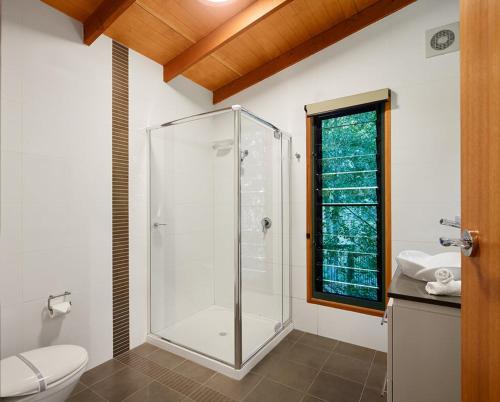 DayboroDayboro Cottages的带淋浴和卫生间的浴室以及窗户。