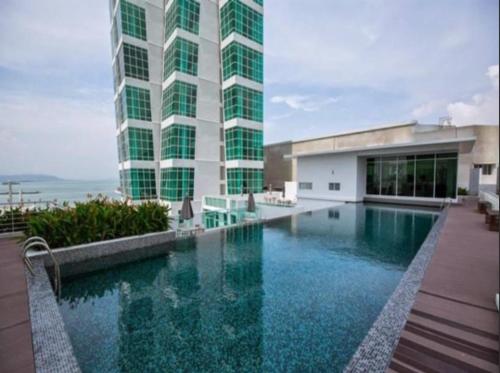 日落洞Maritime Suites Penang的建筑前的一座带游泳池的建筑