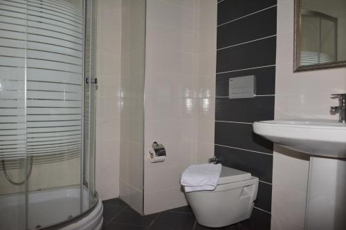 马尔马里斯Club Palm Garden Keskin Hotel的一间带卫生间和水槽的浴室