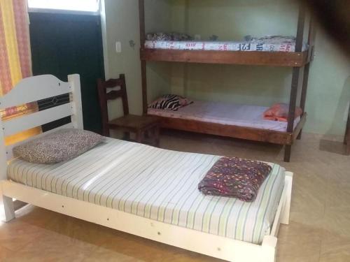 里约达欧特拉斯EL CALEUCHE的一间卧室配有两张双层床。