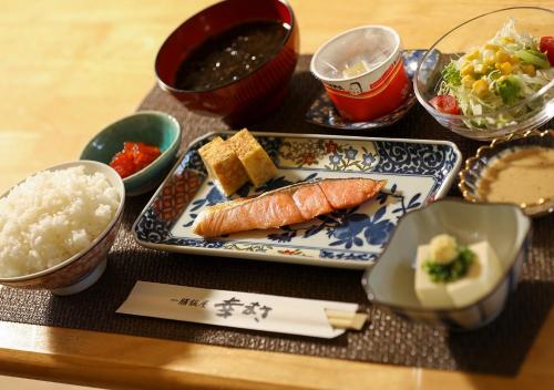 北斗oyado nanahoshi - Vacation STAY 59285v的餐桌上放着食物和米饭