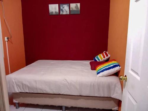 圣安娜Jasper House en Ciudad Real Santa Ana的一张床上有两个枕头的房间