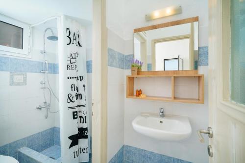 奥林匹亚达Evelyn Studios的一间带水槽、卫生间和镜子的浴室