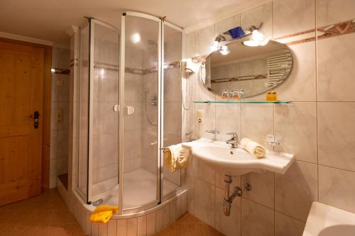 Sankt Veit in Defereggen阿尔彭加斯托夫皮希勒酒店的带淋浴和盥洗盆的浴室
