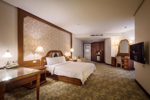 中坜承携行旅-中坜中正馆的酒店客房,配有床和电视