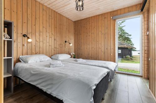 SvensrudTopcamp Onsakervika - Tyrifjorden的一间卧室设有两张床和大窗户
