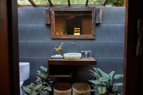 乌鲁瓦图Kayu Mama Resort and Spa的一间带水槽和镜子的浴室